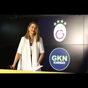 Ebru Gürsoy Instagram - Türkiye’de ilklerin ve enlerin kulübü Galatasaray, kurumsal kargo çözümlerinin öncü firmalarından GKN Kargo ile var olan iş birliğini güçlendirdi. GKN Kargo ile yapılan yeni anlaşmaya göre Galatasaray Futbol Takımı antrenman ekipmanlarının sırtında GKN Kargo logosu yer alacak. #işlergüçler #yayınlarçekimler #sunum #lansman #galatasaray #gknkargo 🎬 @fatmaergs