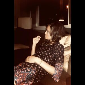 Ebru Gürsoy Instagram - En mutlu son haftasonudur arkadaşlar😍🤓 #whatabout #instalike #fakeorfortune #whatdoesntkillyoumakesyoustronger #instame #makeupandbakeup #goodvibes #lovelydays