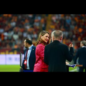 Ebru Gürsoy Instagram - Zor oldu ama oldu✨ Galatasaray’ımız artık ait olduğu yerde💫 UEFA Şampiyonlar Ligi grup aşaması turunu cebimize koyduk💥 tebrikler Aslanlar🦁 #lookwhosback #ucl #türkiyeninenbüyüğü #işlergüçler #yayınlarçekimler 
•
•
•
🎬 @songurhakan ve @yalcinsamett_  elinize gözünüze sağlık canlar💐