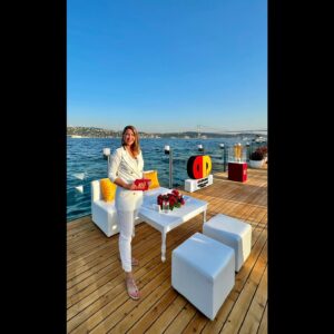 Ebru Gürsoy Instagram - 💛❤️ Bu kez de Galatasaray Düşünce Derneği @gsdusuncedernegi 10. Yıl sunumunda güzel insanlarla bir aradaydık. Hep keyif veren, yüksek profilli, kaliteli, sürdürülebilir işlerde buluşmak dileğiyle. Her şey için teşekkürler… #işlergüçler #yayınlarçekimler #sunum #tören #lansman #plakettöreni