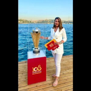 Ebru Gürsoy Instagram - 💛❤️ Bu kez de Galatasaray Düşünce Derneği @gsdusuncedernegi 10. Yıl sunumunda güzel insanlarla bir aradaydık. Hep keyif veren, yüksek profilli, kaliteli, sürdürülebilir işlerde buluşmak dileğiyle. Her şey için teşekkürler… #işlergüçler #yayınlarçekimler #sunum #tören #lansman #plakettöreni