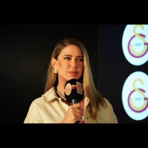 Ebru Gürsoy Instagram - Türk sporunun öncüsü Galatasaray, sporun enerjisi AKSA ile güçlerini birleştirdi. Kazancı Holding’in enerji şirketler grubu AKSA, Galatasaray Daikin Kadın Voleybol Takımı’nın tayt ön sponsoru oldu. İmza töreninden anlar 🎬 @yalcinsamett_  #işlergüçler #yayınlarçekimler