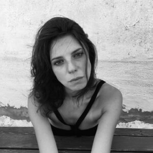 Ebru Ünlü Instagram - • artık dünküleri hatırlamaktan, yarınkileri istemekten vazgeçtim. şimdi, şu anda ne oluyor, o ilgilendiriyor beni. ‘şimdi ne yapıyorsun Zorba?‘ diyorum. ‘Uyuyorum’ diyor. •