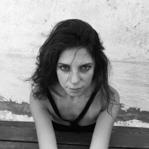 Ebru Ünlü Instagram - • artık dünküleri hatırlamaktan, yarınkileri istemekten vazgeçtim. şimdi, şu anda ne oluyor, o ilgilendiriyor beni. ‘şimdi ne yapıyorsun Zorba?‘ diyorum. ‘Uyuyorum’ diyor. •