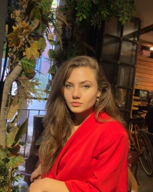 Ece Baliç Instagram - kırmızıdan ve Betty’den geçemiyorum♥️