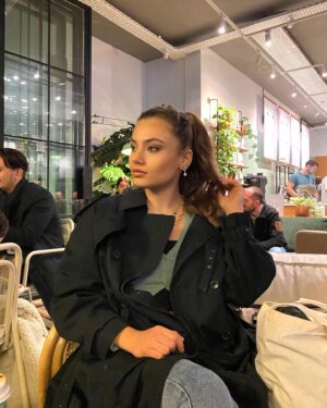 Ece Baliç Instagram - @hazaloztunc ın İstanbulda olmasını değerlendiririm..☘️ ha bir de eklerim eğlen güzelim gününü gün et 😚♥️