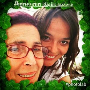 Ececan Gümeci Instagram - ANNEM ..... özür dilerim ama seni çok özlüyorum yarın anneler günü 6 ay oldu gideli hiç gitmedin ki ...Kıymetlim Mis Kokulu Annem her an her saniye seninleyim Ahhh Anneciğim çok zormuş Anneler Günün Kutlu Olsun Mis kokulu Annem çok yorgundun iyi dinlen benim Melek Annem 🙏💐💐💐❤️❤️❤️❤️