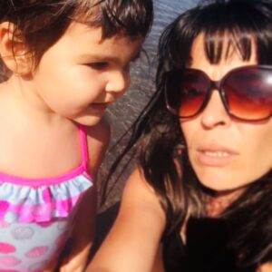 Ececan Gümeci Instagram - Geç gelen bahar küresel ısınma Pandemi karpuz suya düştü Maya kız ve Ececan anne Yaza merhaba dedi 🤩🥰 #summertime 2021