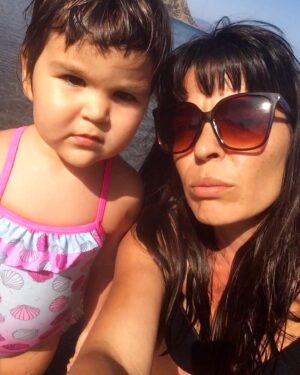 Ececan Gümeci Instagram - Geç gelen bahar küresel ısınma Pandemi karpuz suya düştü Maya kız ve Ececan anne Yaza merhaba dedi 🤩🥰 #summertime 2021