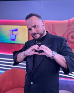 Ed Gama Instagram - #BATEPAPOBBB 💬 • Eles já estão prontos e muito lindos para o Bate-Papo de hoje! ✨ É logo depois do programa na TV, ao vivo no @gshow e @globoplay! 📲 #BBB24 #RedeBBB