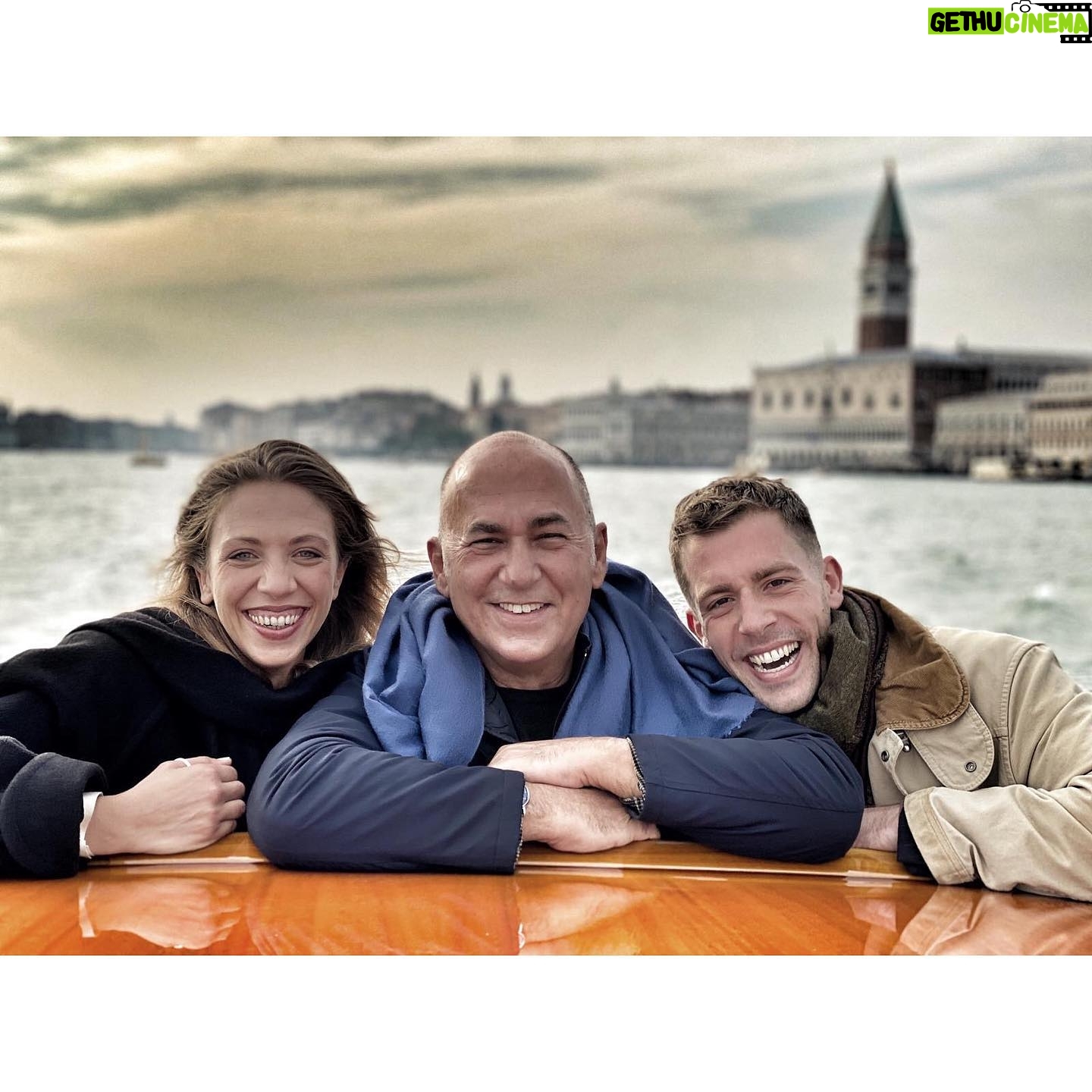 Ed Hendrik - 2.3K Likes - 𝘞𝘩𝘦𝘯 𝘪𝘯 𝘝𝘦𝘯𝘪𝘤𝘦... 💙
@ferzanozpetek
@barbara_chichiarelli
#𝘴𝘮𝘪𝘭𝘦
#𝘤𝘰𝘴𝘦𝘣𝘦𝘭𝘭𝘦