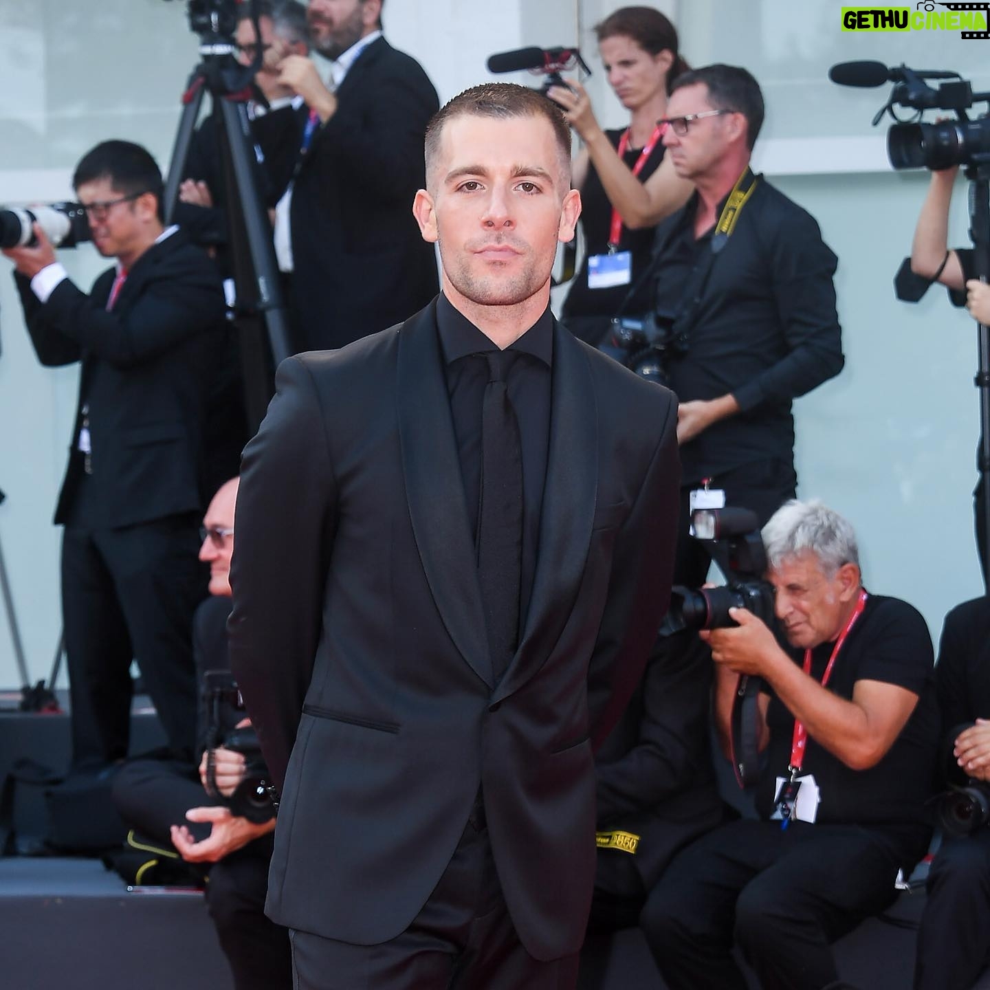 Ed Hendrik - 2.1K Likes - people always wonder why I dress in black…
quest’anno lo spirito guida sul red carpet è stato Johnny Cash🖤 total black
Grazie @boss di avermi vestito per l’occasione, felt like a true Boss 🖤
Grazie @churchs @flaviocer come sempre 🖤
Grazie @cartier 🖤
Grazie alla mia super squadra @wannabemgmt @othersrl ⚡️⚡️⚡️
see ya next year, rock on
