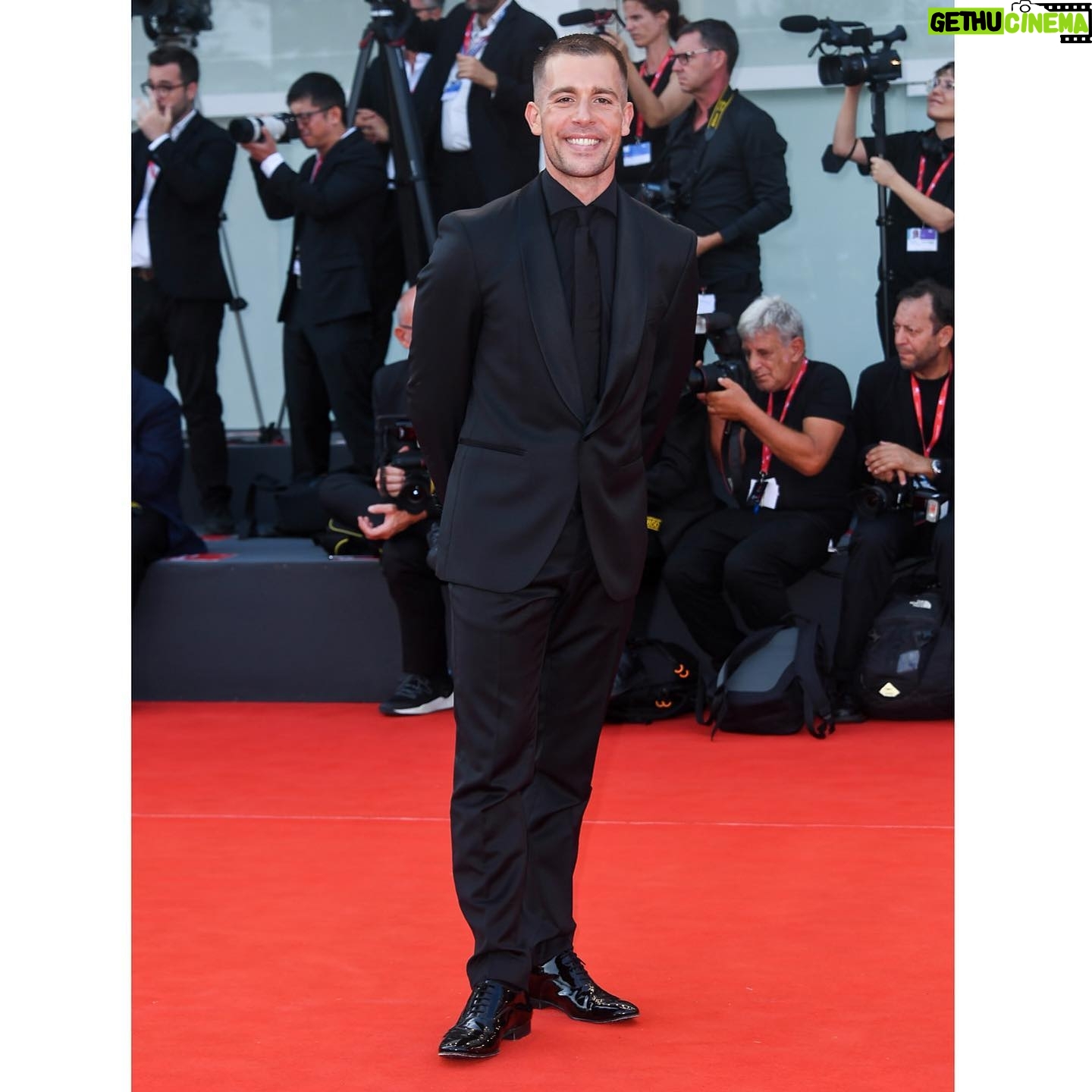 Ed Hendrik - 2.1K Likes - people always wonder why I dress in black…
quest’anno lo spirito guida sul red carpet è stato Johnny Cash🖤 total black
Grazie @boss di avermi vestito per l’occasione, felt like a true Boss 🖤
Grazie @churchs @flaviocer come sempre 🖤
Grazie @cartier 🖤
Grazie alla mia super squadra @wannabemgmt @othersrl ⚡️⚡️⚡️
see ya next year, rock on