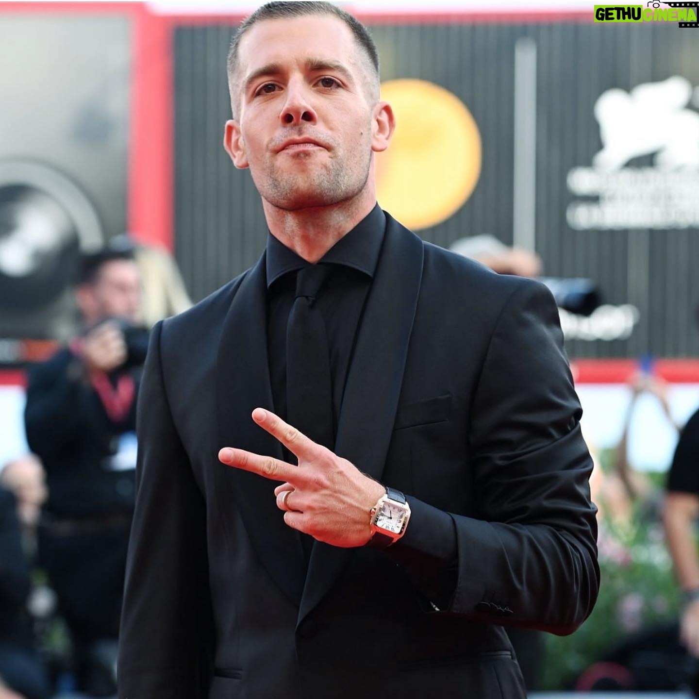 Ed Hendrik - 2.1K Likes - people always wonder why I dress in black…
quest’anno lo spirito guida sul red carpet è stato Johnny Cash🖤 total black
Grazie @boss di avermi vestito per l’occasione, felt like a true Boss 🖤
Grazie @churchs @flaviocer come sempre 🖤
Grazie @cartier 🖤
Grazie alla mia super squadra @wannabemgmt @othersrl ⚡️⚡️⚡️
see ya next year, rock on
