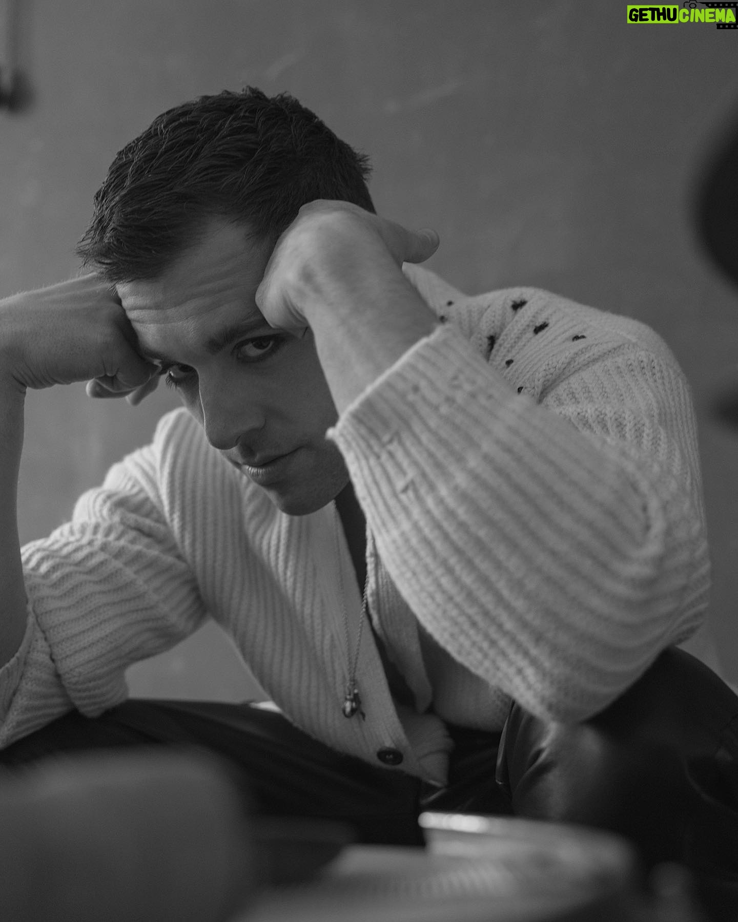 Ed Hendrik - 1K Likes - He felt the guilt of inaction, of simply waiting while his life went to waste. No one was worth the gift of his life, no one could possibly be worth that. It belonged to him alone, and he did not deserve it either, because he was letting it waste. It was getting away from him and he made no effort to stop it. He did not know how.
• Leonard Gardner, Fat City
ph: @johnnycarrano_
@the_italian_reve
@othersrl