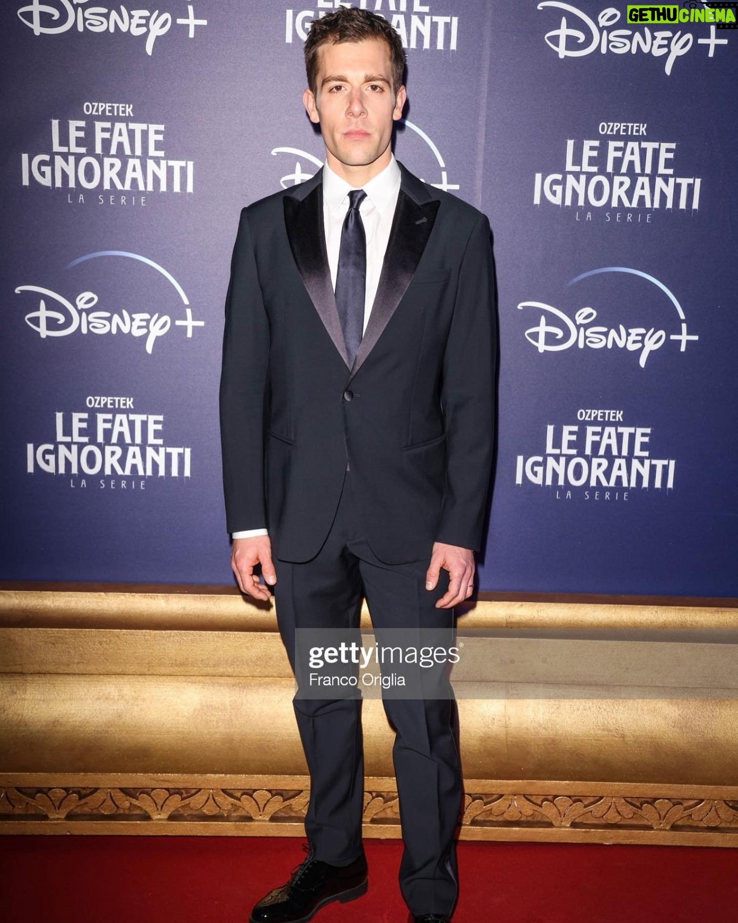 Ed Hendrik - 1.7K Likes - rallento e mi godo il viaggio ✨
poi se ti veste Giorgio Armani… grazie @giorgioarmani @stellagiannetti 💙
#LeFateIgnoranti
@ferzanozpetek
#disneyplus
@disneyplusit