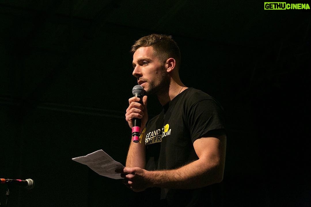 Ed Hendrik - 1.3K Likes - Tutti gli esseri umani nascono liberi ed eguali in dignità e diritti. Sono dotati di ragione e di coscienza e devono agire gli uni verso gli altri in spirito di fratellanza.
Articolo 1 della DICHIARAZIONE UNIVERSALE DEI DIRITTI UMANI💛
@amnestyitalia