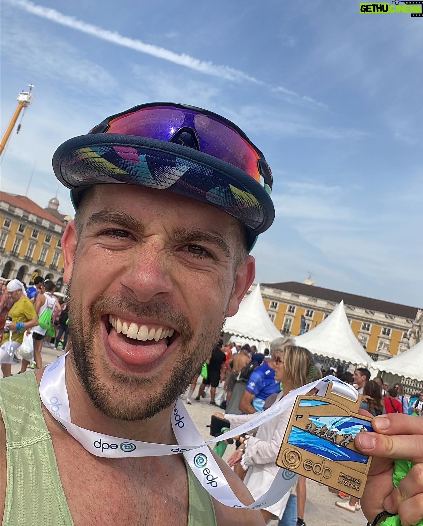 Ed Hendrik - 2K Likes - Un vincitore è un sognatore che non si è mai arreso. • N. Mandela
Proprio nello sforzo enorme e coraggioso di vincere la fatica riusciamo a provare, almeno per un istante, la sensazione autentica di vivere. Raggiungiamo la consapevolezza che la qualità del vivere non si trova in valori misurabili in voti, numeri e gradi, ma è insita nell’azione stessa, vi scorre dentro. • H. Murakami
Ho corso la mia prima maratona.
Me la sono goduta.
Difficile descrivere cosa si provi.
Chi l’ha corsa, sa di cosa parlo.
Per ognuno è un’esperienza unica e profondamente intima.
Auguro a tutti di farlo almeno una volta nella vita.
La consapevolezza di se stessi cambia durante i mesi d’allenamento.
Quei 42,195 km sono un ponte per conoscere il propio animo, una discesa nelle proprie viscere, dove regna l’istinto, capisci di che pasta sei fatto, quando arrivi al limite e pensi di non averne più.
Sono soddisfatto del mio tempo: 3:41:09
Come primo tentativo, dopo aver fumato per più di 15 anni ci sta. Se po’ migliorà…
Ringrazio tutte le persone che mi hanno seguito, aiutato, sostenuto e consigliato in questa avventura.
@sebastianogavasso il primo che ho chiamato e che mi ha indirizzato alle persone giuste.
@fisiomassoeda che mi ha preparato alla grande!
@fagnanifrancesco @fagnani_nutrition che mi ha insegnato a nutrire in modo corretto il mio corpo per affrontare questa prova mastodontica!
@extrafisio_danilo_stanzione che mi ha aggiustato e riparato quando me sono rotto e che mi ha permesso di correre!
@lbm_sport la mia squadra!
@lorenzopaoloc che ha condiviso con me questa follia meravigliosa e l’ha portata a termine nonostante tutto!🏃🏼♂️🏃🏻♂️
Infine la mia famiglia, i miei amici e tutti voi per il sostegno nei mesi!
Ma soprattutto il mio pupo, Leonardo, il pupo in arrivo e mia moglie, senza la quale non sarebbe stato proprio possibile♥️
se beccamo nella prossima griglia di partenza! Daje🤟🏼
Sembra sempre Impossibile. Finché non viene fatto.
