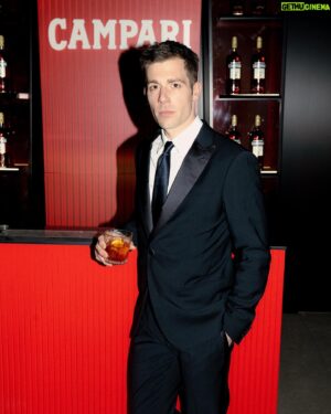 Ed Hendrik Instagram - Rosso Özpetek & un @campari.it per festeggiare l’uscita della serie dell’anno #LeFateIgnoranti 🌹 

#RedPassion
#CampariCinema 
#CampariRedCarpetNights #ad