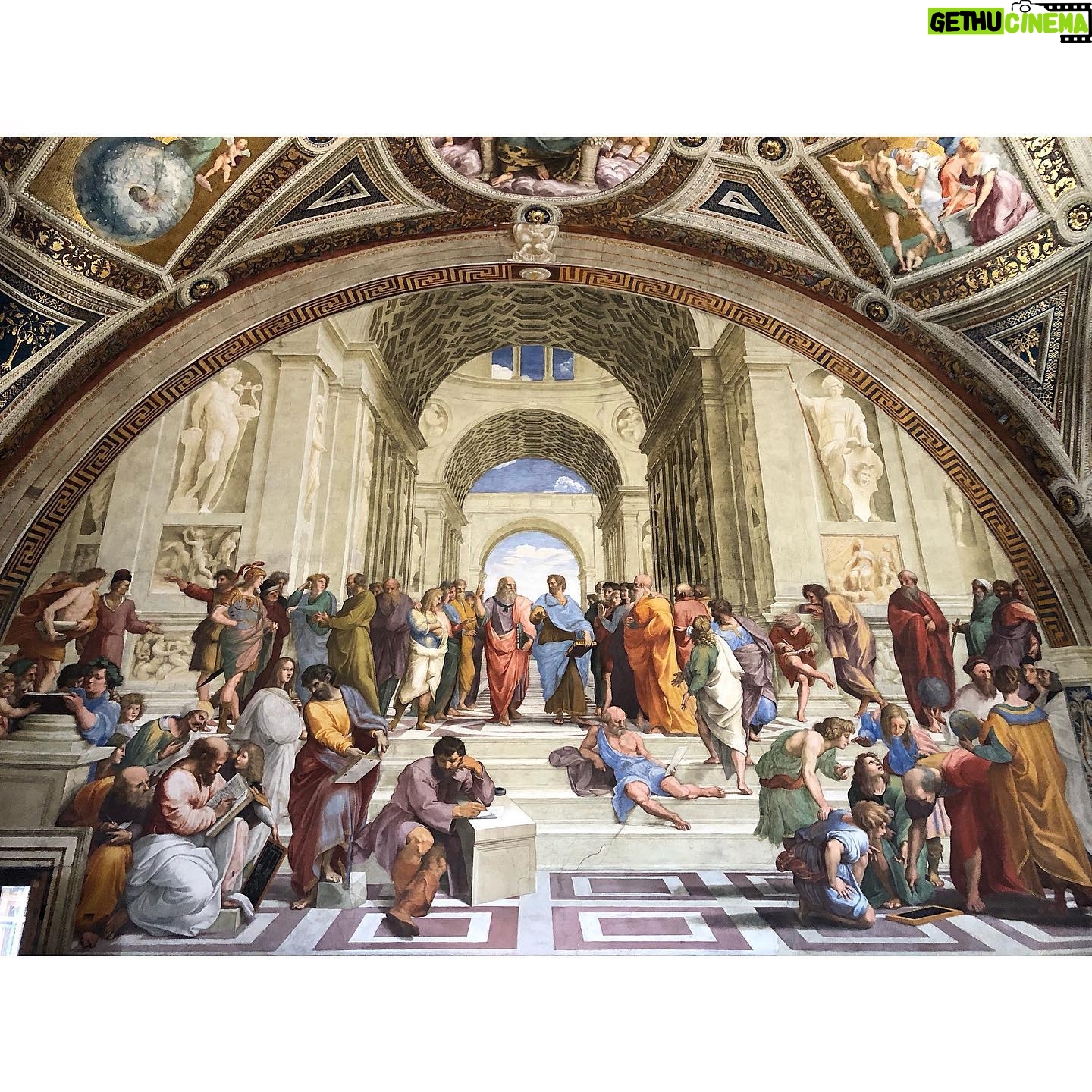 Ed Hendrik - 1.3K Likes - 𝘓’𝘶𝘯𝘪𝘤𝘢 𝘷𝘦𝘳𝘢 𝘴𝘢𝘨𝘨𝘦𝘻𝘻𝘢 è 𝘴𝘢𝘱𝘦𝘳𝘦 𝘥𝘪 𝘯𝘰𝘯 𝘴𝘢𝘱𝘦𝘳𝘦 𝘯𝘶𝘭𝘭𝘢. • 𝘚𝘰𝘤𝘳𝘢𝘵𝘦
𝚂𝚌𝚞𝚘𝚕𝚊 𝚍𝚒 𝙰𝚝𝚎𝚗𝚎, 𝚁𝚊𝚏𝚏𝚊𝚎𝚕𝚕𝚘 𝚂𝚊𝚗𝚣𝚒𝚘, 𝟷𝟻𝟶𝟿-𝟷𝟷, 𝙼𝚞𝚜𝚎𝚒 𝚅𝚊𝚝𝚒𝚌𝚊𝚗𝚒
