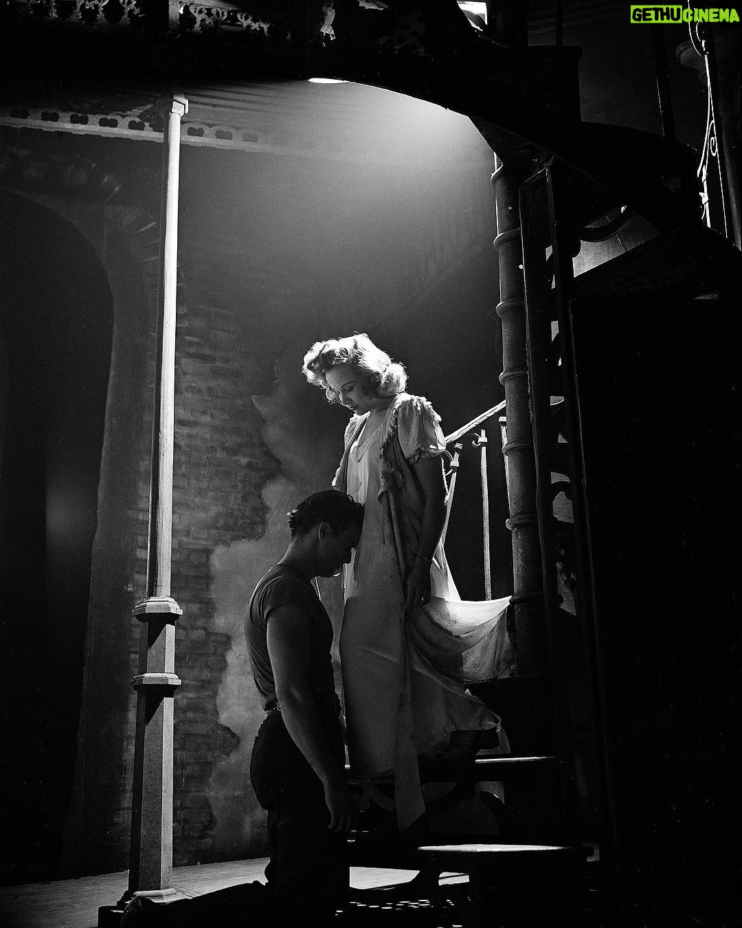 Ed Hendrik - 1.3K Likes - We can talk and talk about talent: There is plenty of talent. I have seen many wonderful performances; brilliant performances. But genius in acting? Very rare. What I am talking about is the artist who approaches the art and the craft of acting and entirely transforms and subverts it, turns it upside down, takes it and forces it to twist and meld and gel within his or her own lineaments: Someone who forces an art, a force, greater than all of us to do as they wish. Very rare. • Tennessee Williams interviewed by @james_grissom
Ph: Eliot Elisofon captured @marlonbrando and Kim Hunter on the set of the Broadway production of Tennessee Williams’s “A Streetcar Named Desire”