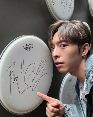 Edan Lui Instagram - .
今日去咗Singapore Spotify總部😍😍
你睇吓我見到邊個嘅簽名！！🤩🤩🤩🤩😭😭😭😭
(應該見到個_字都估到😂😂😂好霸氣😚😚😚)
Happy jaiiiii🥳🥳🥳🥳🥳

Btw, Hi🇭🇰~ I am back!!!😍😍😍
#唉唷
#不錯喔
#這個👍🏻