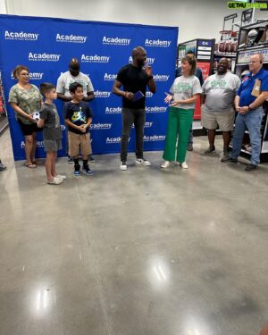 Eddie Jackson Instagram - Great time yesterday at the new @academy in Brenham tx. I had the opportunity to help some very deserving kiddos in the community through the @brenhamgamechangers program. Absolutely amazing what there doing for these kids. 🙌🏾