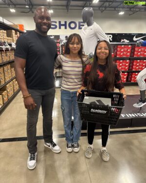 Eddie Jackson Instagram - Great time yesterday at the new @academy in Brenham tx. I had the opportunity to help some very deserving kiddos in the community through the @brenhamgamechangers program. Absolutely amazing what there doing for these kids. 🙌🏾