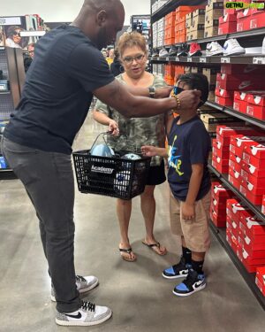Eddie Jackson Instagram - Great time yesterday at the new @academy in Brenham tx. I had the opportunity to help some very deserving kiddos in the community through the @brenhamgamechangers program. Absolutely amazing what there doing for these kids. 🙌🏾