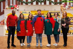 Eddie Jackson Instagram - Don’t miss this “Crafty Christmas” episode of #ChristmasCookieChallenge tomorrow night at 8|7c on @foodnetwork @discoveryplus 
🎄🍪🎄🍪🎄
Christmas is the perfect time for no-strings-attached gift giving, but @thepioneerwoman and I have five incredible cookie makers adding a lot of strings as they take on a new trend in DIY Christmas decor -- string art!