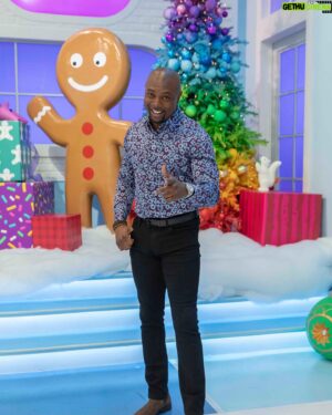 Eddie Jackson Instagram - We’re about to get WRECKED this holiday SZN. 🎁🎁

Be sure to catch the next episode of #TheBigBakeHoliday on Nov 13 at 11pm ET/10pm CT on @FoodNetwork.