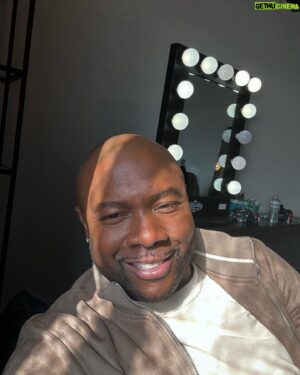 Eddie Jackson Instagram - When that sun is peaking through in the green room… much appreciated after this cold ass weekend. #setlife that even chocolate tone is thanks to @marielmarinomakeup 😂and Mother Nature of course.