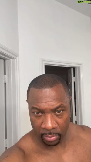 Eddie Jackson Instagram - It’s getting cold outside. So I’m letting my hair grow out to keep this damn head warm. 😂 Thinking about rocking this look for a while.  What you think?