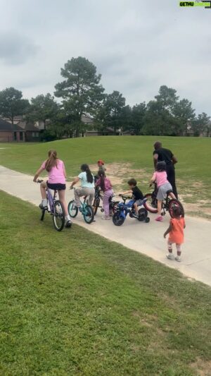 Eddie Jackson Instagram - The kids in the neighborhood always want to see if I still got it. I do!! In my prime I was 4.2 all day long. 🤣🤣🤣 still got some wheels though. #nfldraft