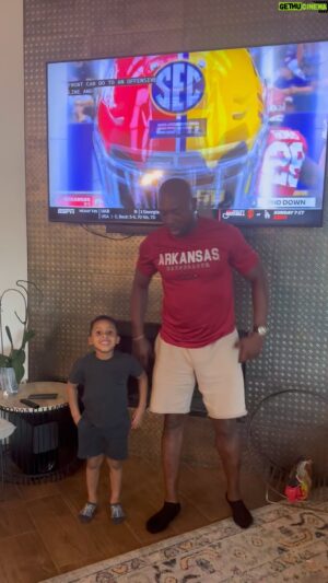 Eddie Jackson Instagram - Taught my son how to call those hogs today🐗🐗🐗 I think we have a @uarkansas player in the making. Let’s go hogs beat  @lsufootball #razorbacks #arkansas