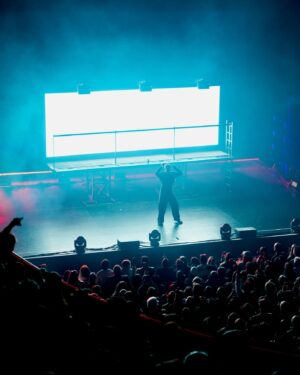 Eddy de Pretto Instagram - Il y a des soirées mémorables comme celles ci, qui ont ce petit truc en plus qui vous reste longtemps dans le cœur. Merci à toutes les équipes qui rendent possibles le CRASH CŒUR TOUR, à l’@olympiahall, à @loewe par @jonathan.anderson pour ces habits de lumière et make up par @yslbeauty 💅🏼

Si vous saviez comme j’ai adoré créer ce spectacle de toutes pièces et une hâte de titan de vous le présenter dans les zéniths et à mon tout premier @accor_arena 📈

love’n’tendresse 
#yslmakeup #loewe 

📸 @8.125studio
Ps : @claudecestclaude jtm