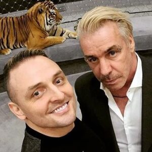 Edgard Zapashnyy Instagram - Когда-то я просто мечтал оказаться на концерте группы RAMMSTEIN и не мечтал, что смогу лично познакомиться с @lindemannofficial ,ну,а о том, что когда-то Тилль предложит нам с братом принять участие в съемках его клипа вообще не было мыслей!!!
Ищите песню под названием ZUNGE 🔥
#lindemann #rammstein #zapashny #zapashnybrotherscircus #zunge #madeinrussia #линдеманн #запашный #премьера #хит