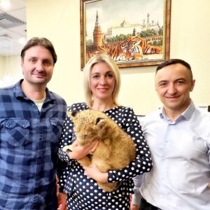 Edgard Zapashnyy Instagram - Мария Владимировна Захарова однажды сказала,комментируя очередную ситуацию вокруг Украины:
«Хотела бы я всё это назвать цирком,но не хочется обижать братьев Запашных».
Когда говорит официальный представитель МИДа России,то слушает весь политический мир. Именно в тот самый момент я понял,что сейчас всем спецслужбам мира роздан вопрос: «Кто такие братья Запашные и почему она боится их обидеть!?»☝️
😄😄😄
П.С. на фото так же присутствует дрессировщик львов Владислав Гончаров и двухмесячный Руслан 😁
#захарова#запашный#гончаров#руслан#мидроссии #люблюсвоюстрану#этороссия #лев