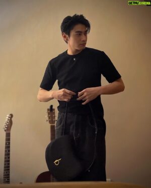 Edison Song Instagram - 跟 @burberry 在家聽了一整晚的音樂
聊到生活的細節
他說喜歡簡約
一起聽我的新歌
他覺得是黑色的
加點綴飾應該會選B major 9

@burberry 
#RockingHorse
#Burberry
