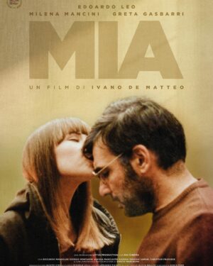 Edoardo Leo Instagram - Questo è il poster ufficiale di #mia che esce il 6 aprile al cinema. Ed è una grande storia d’amore. Quello di un padre per una figlia adolescente intrappolata in una relazione sbagliata. E il suo tentativo disperato di salvarla quando capisce che Mia non è più un nome ma un aggettivo possessivo. È un film tenero e potente. Le proiezioni stampa ci hanno regalato consensi e lacrime. Tra pochi giorni peró questo film inizierà il suo viaggio nelle sale dove spero accada ció che puó accadere solo al cinema. Commuoversi al buio in mezzo a degli sconosciuti. 
Il 6 aprile Mia è vostro. 

@ivanodematteo 
@greta.gasbarri 
@milenamancini77