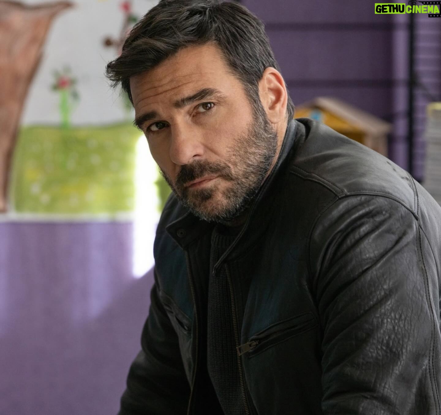 Edoardo Leo - 13.9K Likes - Stasera 8 aprile su Rai Uno la prima puntata de #ilclandestino una serie originale che spero possa appassionarvi tanto quanto ha appassionato noi pensarla, scriverla, girarla e recitarla. Una serie dove ‘niente è come sembra’. Da stasera è vostra. Da stasera anche io tolgo il giubbotto di Luca Travaglia e divento semplicemente spettatore di un progetto lungo, entusiasmante e pieno di colpi di scena. Curioso dei vostri commenti, buona visione!