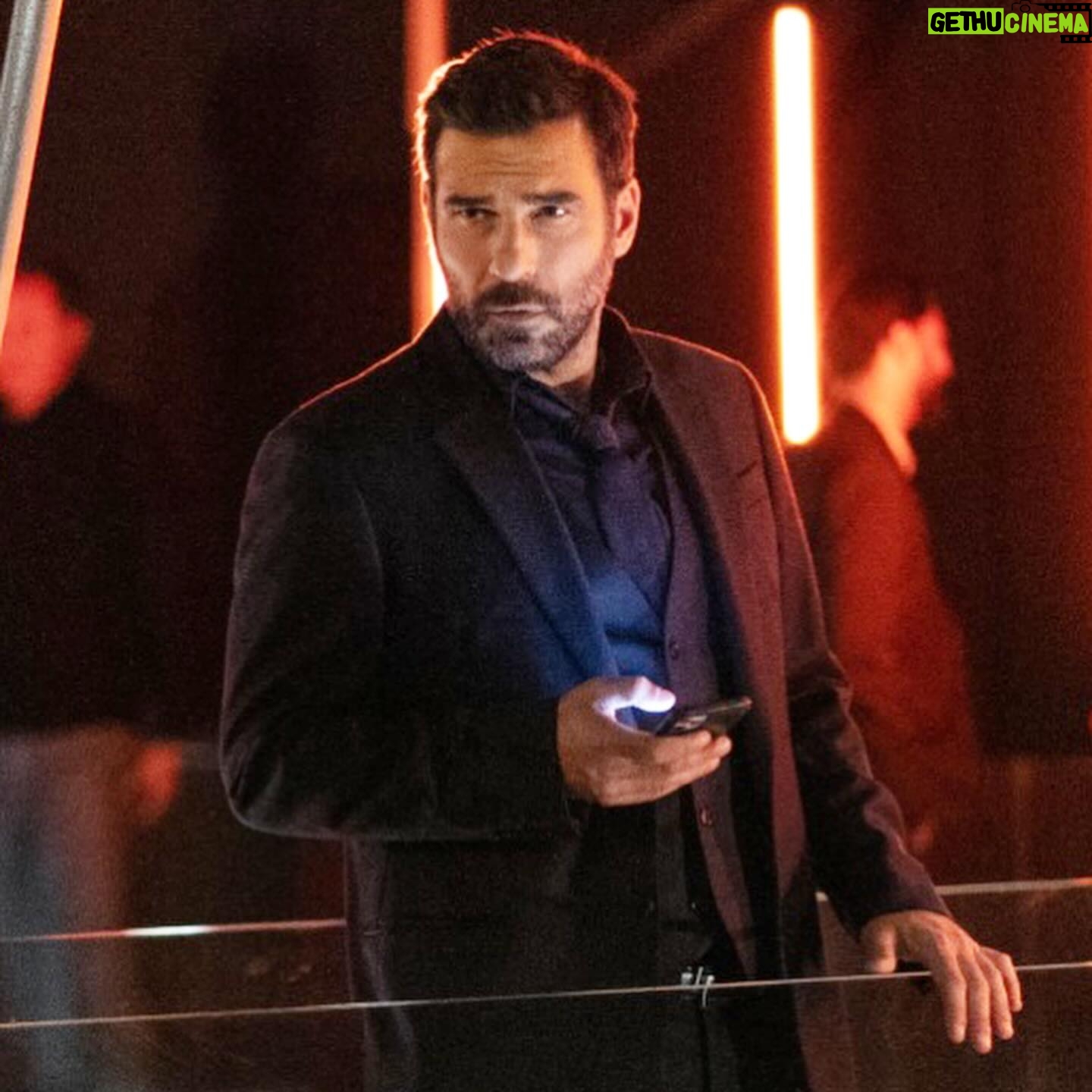 Edoardo Leo - 9.8K Likes - Ci siamo! Stasera lunedi 13 la penultima puntata de “Il Clandestino” prima del gran finale martedì 14. In queste due umtime puntate davvero scopriremo che ‘niente è come sembra’
Ovviamente tutta le altre puntate sono su @raiplay_official