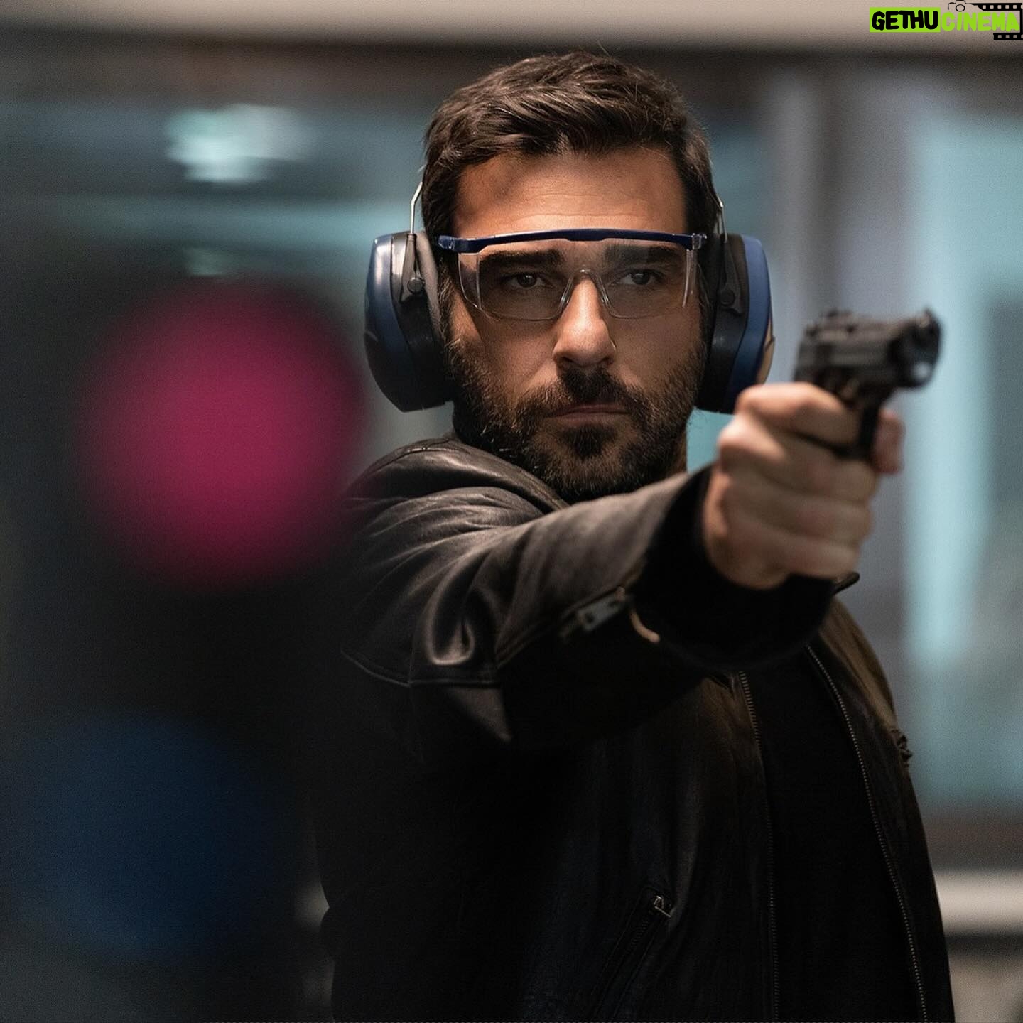 Edoardo Leo - 13.9K Likes - Stasera 8 aprile su Rai Uno la prima puntata de #ilclandestino una serie originale che spero possa appassionarvi tanto quanto ha appassionato noi pensarla, scriverla, girarla e recitarla. Una serie dove ‘niente è come sembra’. Da stasera è vostra. Da stasera anche io tolgo il giubbotto di Luca Travaglia e divento semplicemente spettatore di un progetto lungo, entusiasmante e pieno di colpi di scena. Curioso dei vostri commenti, buona visione!