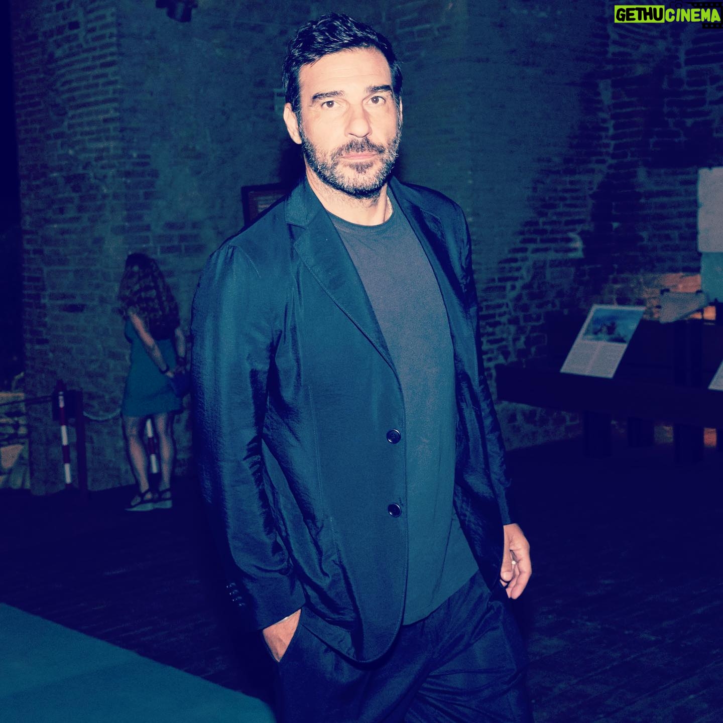Edoardo Leo - 10K Likes - Grazie al @taorminafilmfestival per il premio al mio percorso come regista e per aver mostrato in anteprima #ipeggiorigiorni al pubblico del Teatro Antico.
Grazie sempre a @giorgioarmani