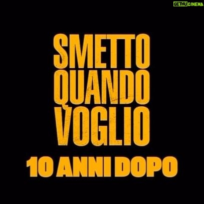 Edoardo Leo - 15.4K Likes - “È stata la banda. Quelli non perdono mai. Neanche vincono eh, però il cazzo lo rompono sempre”
Ci sono persone che faranno parte della tua vita per sempre. Rivederci e ricordare quello che abbiamo combinato 10 anni fa ha uno strano sapore. Sai che quella roba non ritornerà più. Ma sai pure che resta lì per sempre. Da quando per la prima volta ho detto “Mettiamo su una banda…”
Ecco in qualche modo saremo sempre la Banda di Smetto Quando Voglio. E Picchio farà sempre parte di questa Banda. Sempre.
#smetto10