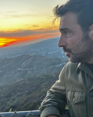 Edoardo Leo Instagram - “Il teatro è cosa viva, non si racconta. E quando il sipario è chiuso deve restare nel nostro cuore il suono dell’ultimo verso, deve diventare diario. Non si pubblicano i veri diari”. (G.Strehler)

Mi arriva la notizia che la serata di capodanno a Roma è sold out. La festeggio con questa frase di un immortale del nostro teatro. 
Ecco spero che anche questa replica speciale di fine anno da passare insieme sarà così. Un vero diario.