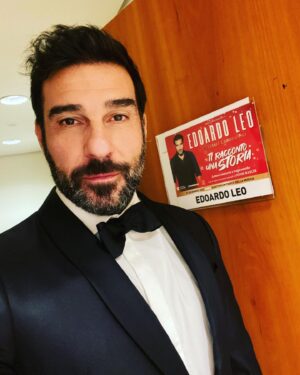 Edoardo Leo Instagram - Chi è di scena! Si entra. Ci rivediamo nel 2023. Buon anno a tutti!

#tiraccontounastoria #2023