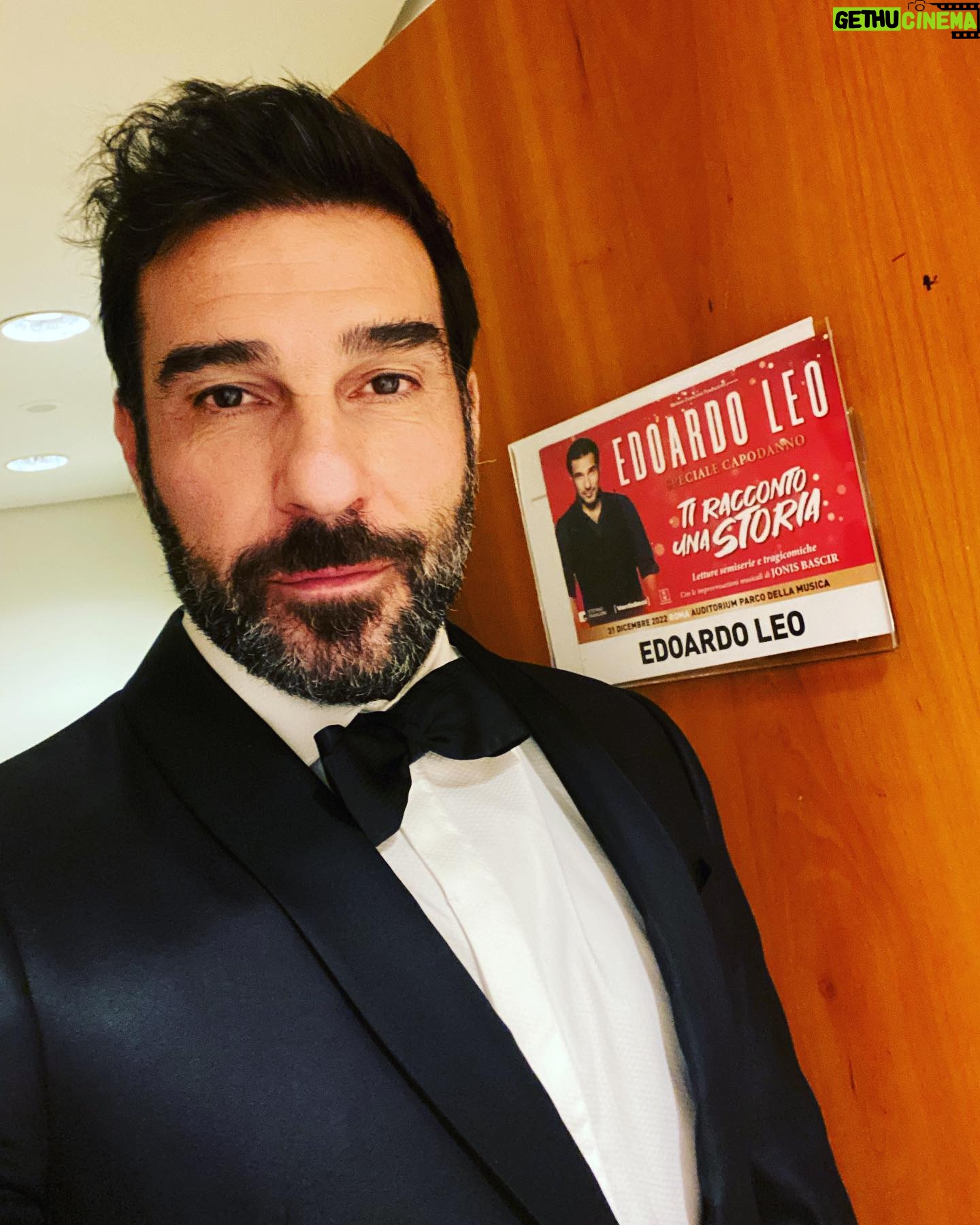 Edoardo Leo - 10.7K Likes - Chi è di scena! Si entra. Ci rivediamo nel 2023. Buon anno a tutti!
#tiraccontounastoria #2023