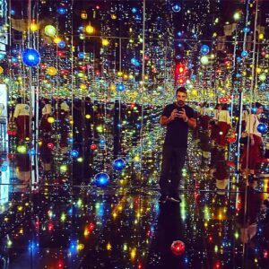 Edoardo Leo Instagram - Nell’immersione totale di questa installazione la mente si alleggerisce e si svuota. Tutto fluisce, ti senti parte dell’universo, ondeggi nel cosmo e vai all’essenza delle cose. E ti resta una sola domanda. Quella primordiale. “Ma quanto gli arriverà di bolletta della luce?”