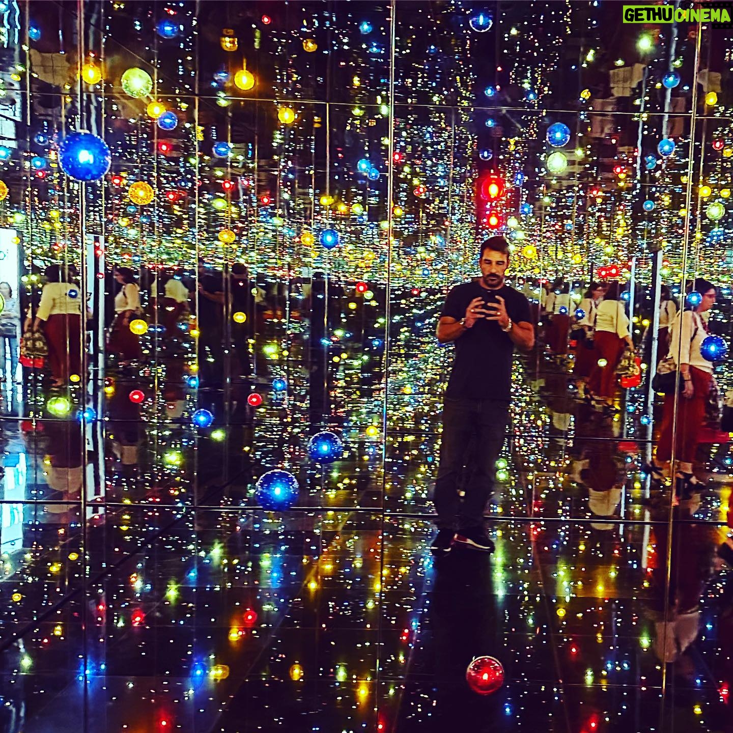 Edoardo Leo - 13.4K Likes - Nell’immersione totale di questa installazione la mente si alleggerisce e si svuota. Tutto fluisce, ti senti parte dell’universo, ondeggi nel cosmo e vai all’essenza delle cose. E ti resta una sola domanda. Quella primordiale. “Ma quanto gli arriverà di bolletta della luce?”